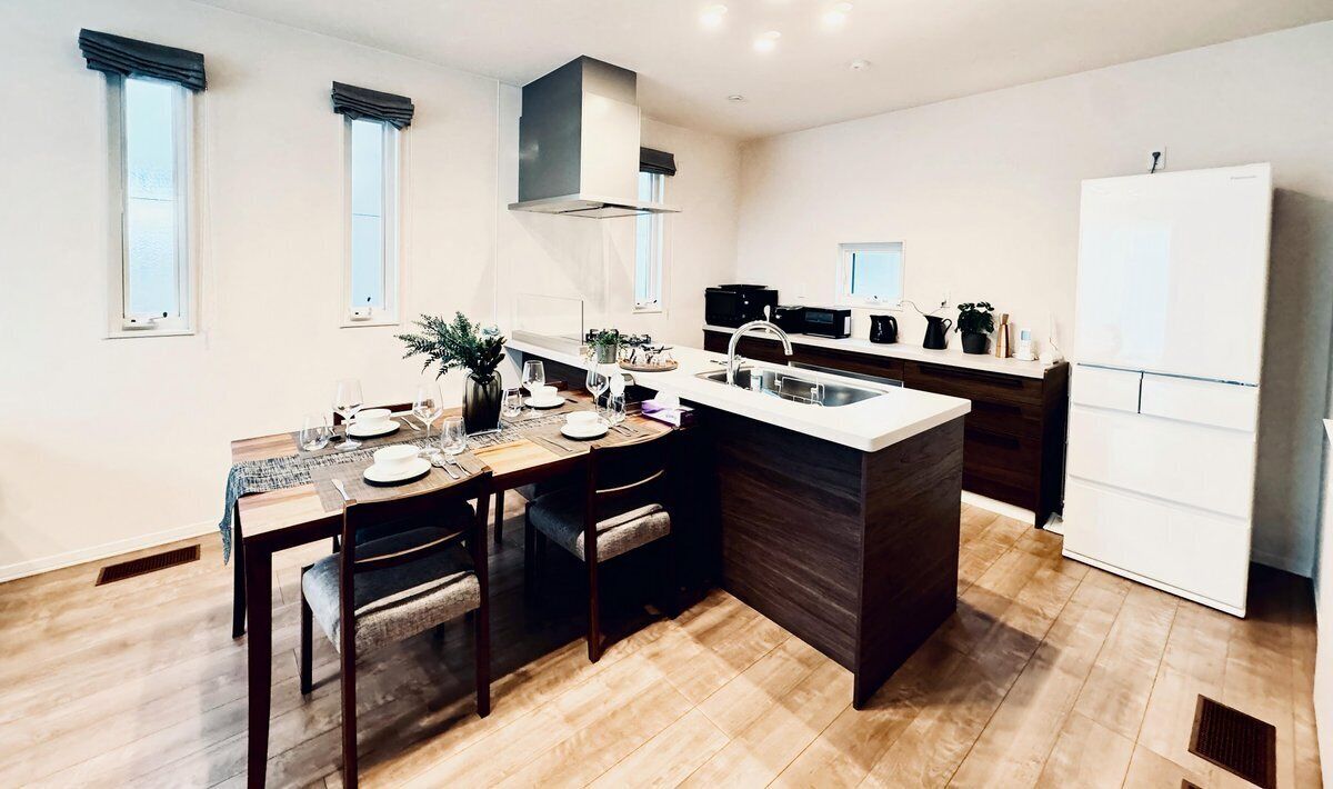 Fridge, microwave, dishwasher, cookware/dishes/utensils