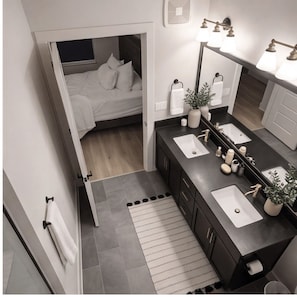 2 bedrooms, iron/ironing board, Internet, bed sheets - Upscale Deep Ellum Retreat w/ King Bed • Pool • Skyline Vibes (Dallas)