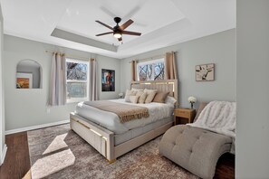 3 bedrooms, WiFi, bed sheets - Immersive Star Wars Retreat - 13 Min to Arrowhead Stadium & KC Game Days (Independence)
