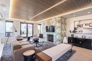 Smart TV, fireplace, offices - Prime NOVA | Pentagon City | 1.5 Mi to DCA +DC (Arlington)