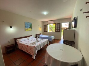 Quarto casal standard, sacada, vista para o jardim | Cofres nos quartos, escrivaninha, espaço de trabalho para notebook