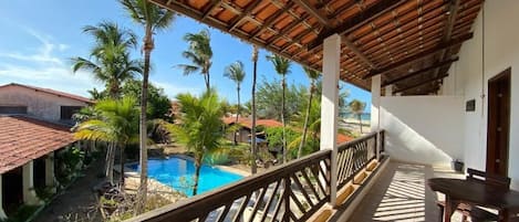 Superior-Apartment, Balkon, Gartenblick | Speisen im Freien