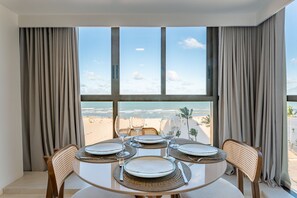 Mesa de comedor para cuatro personas con vista al mar.
