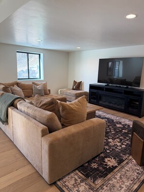 Living area - Ski Hill Haven in beautiful Driggs, Idaho.  Sleeps up to 15 guests. (Driggs)