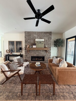 Smart TV, fireplace - Ski Hill Haven in beautiful Driggs, Idaho.  Sleeps up to 15 guests. (Driggs)