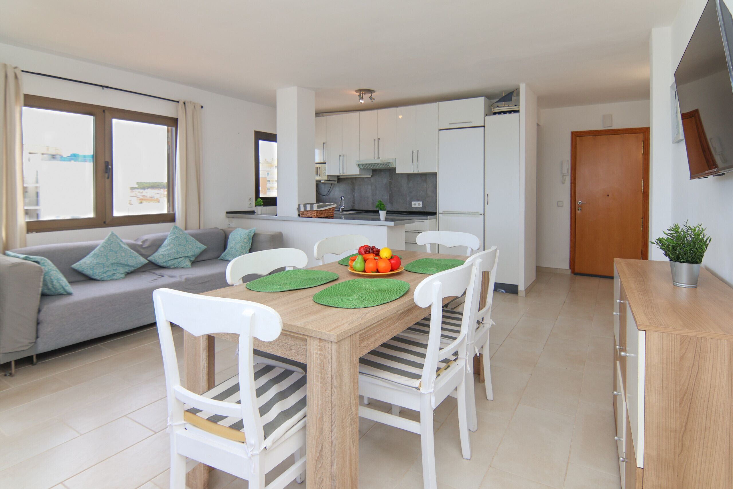 Un apartamento moderno con comedor, cocina y sala de estar.