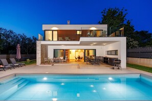 Outdoor pool - Luxury Villa Amarea: Private pool, summer kitchen & Istrian tranquility (Blaškovići)