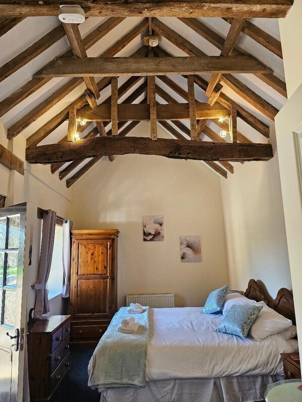 Traditional Double or Twin Room, Courtyard View | Bathroom