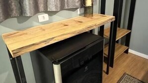 A compact kitchen with a built-in dishwasher, a wooden countertop, and a hanging rack. - Tico Pousada - Campos do Jordão (Campos do Jordão)