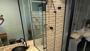 A modern bathroom with a glass shower enclosure, a marble countertop, and a large mirror. - Tico Pousada - Campos do Jordão (Campos do Jordão)