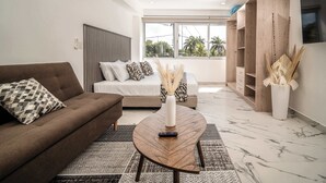 En moderne stue med sofa, sofabord og fjernsyn.