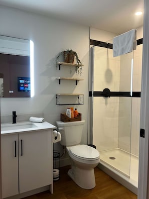 Douche, sĂšche-cheveux, serviettes fournies, shampoing
