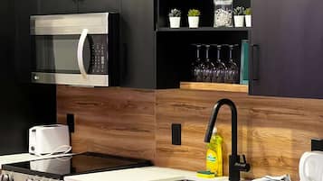 Réfrigérateur, four à micro-ondes, un four, surface de cuisson
