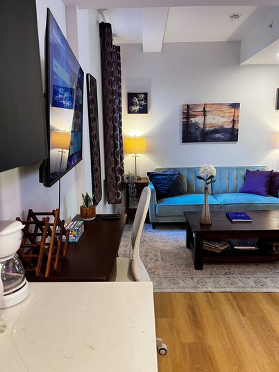 Captain's Quarters, Downtown, AC