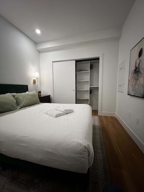 1 bedroom, desk, iron/ironing board, WiFi - Captain's Quarters, Downtown, AC (Halifax)