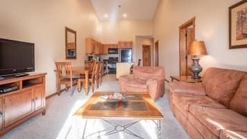 Leilighet, 2 soverom, balkong, fjellutsikt | Oppholdsområde