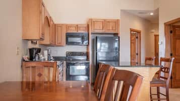 Leilighet, 2 soverom, balkong, fjellutsikt | Eget kjøkken