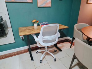 Interior - Helix / King Bed / Elevator  Adjustable Desk (Philadelphia)