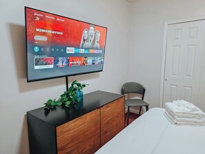 1 bedroom, desk, iron/ironing board, free WiFi - Helix / King Bed / Elevator  Adjustable Desk (Philadelphia)