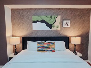 1 bedroom, desk, iron/ironing board, free WiFi - Helix / King Bed / Elevator  Adjustable Desk (Philadelphia)