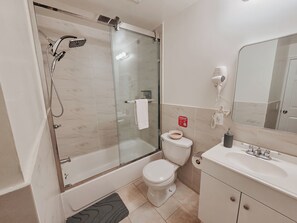 Sèche-cheveux, serviettes fournies, savon, shampoing
