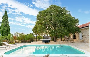 A heated pool - Beautiful home in Benkovac (Benkovac)