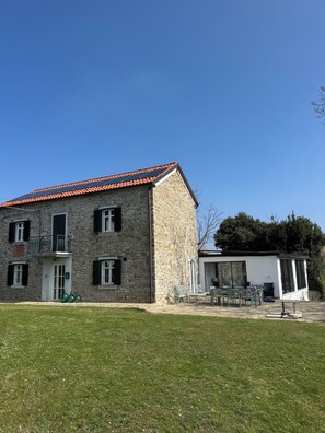 Exterior - Authentic stone house for 12 on top of the hill in Piedmont with great views and pool (Piemonte)