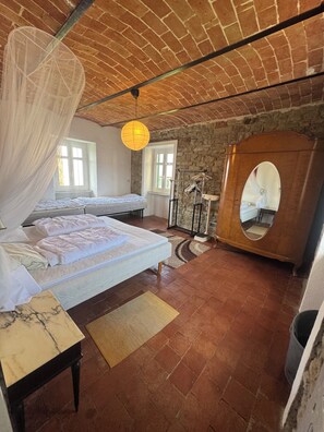 Room - Authentic stone house for 12 on top of the hill in Piedmont with great views and pool (Piemonte)
