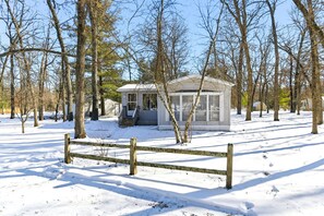 Exterior - Feather Trail Guest House - 3BR Cozy Family Stay (Nekoosa)