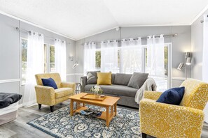 Smart TV - Feather Trail Guest House - 3BR Cozy Family Stay (Nekoosa)