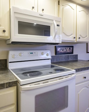 Coffee/tea maker, fridge, microwave, oven - CASA HARMONY -Close to the Mayo Clinic (Phoenix, Arizona)