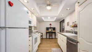Coffee/tea maker, fridge, microwave, oven - CASA HARMONY - Large 2-bedroom unit. (Phoenix, Arizona)