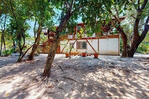 Exterior - Charming duplex with full Kitchen & WiFi - near dining & stunning attractions (Placencia)