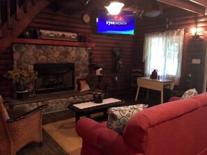 TV - Cozy cabin with pond (Paducah)