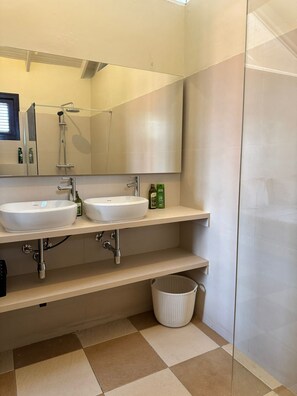 Shower, hair dryer, towels, soap - **NEW** Blue Bay Ocean View 20 - unique golf & ocean view! (Willemstad)