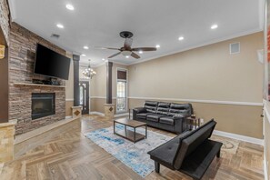 Living area - Luxury Kitchen- Pet Friendly- Cozy Fireplace- Fenced Back Yard (Pensacola)