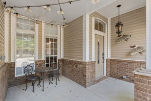 Outdoor dining - Luxury Kitchen- Pet Friendly- Cozy Fireplace- Fenced Back Yard (Pensacola)