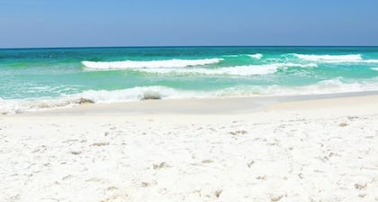 Luxury Kitchen- Pet Friendly- Cozy Fireplace- Fenced Back Yard