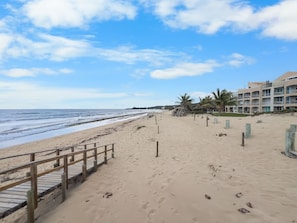 Beach - Haudimar Beach Apt | Ocean Front W/ Parking (Isabela de Puerto Rico)