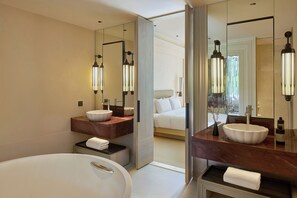 Suite, 1 kingsize bed, balkon, op de hoek (Forest View) | Badkamer | Een aparte badkuip en douche, een diep bad