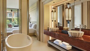 Een moderne badkamer met een groot ligbad, twee wasbakken en een grote spiegel.