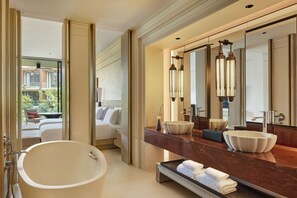 Ein modernes Badezimmer mit einer großen Badewanne, zwei Waschbecken und einem großen Spiegel.