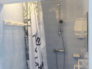 Dusche, Bidet, Handtücher, Seife