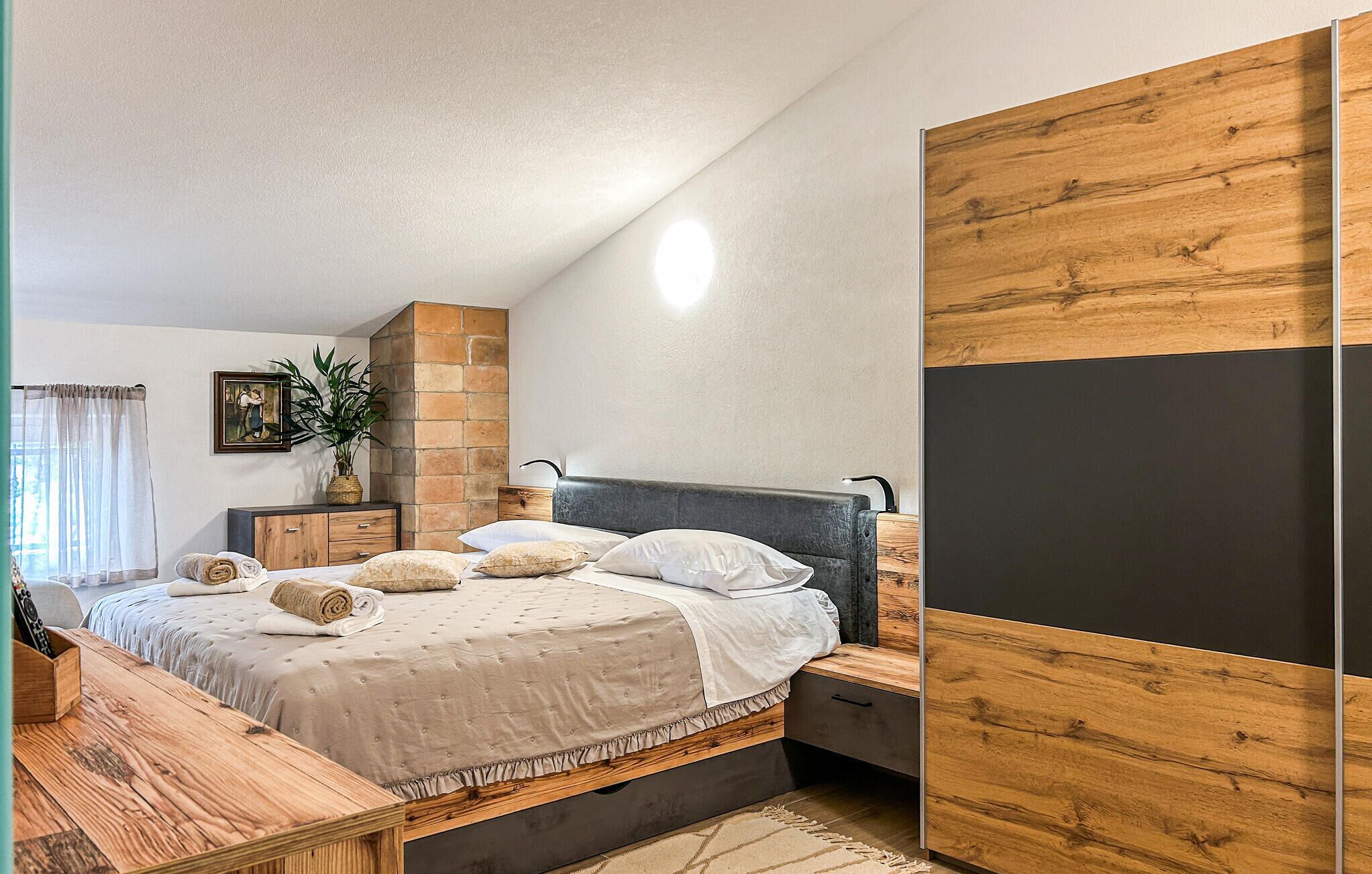 4 bedrooms, travel crib, free WiFi