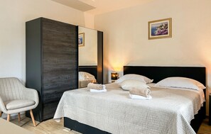 4 bedrooms, travel cot, free WiFi - Stunning home in Krsan (Krsan)