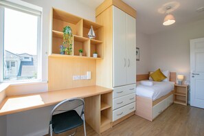 4 bedrooms, iron/ironing board, WiFi, bed sheets - Modern Galway City Townhouse (Galway)
