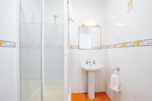 Dusj, hårføner, håndklær og såpe