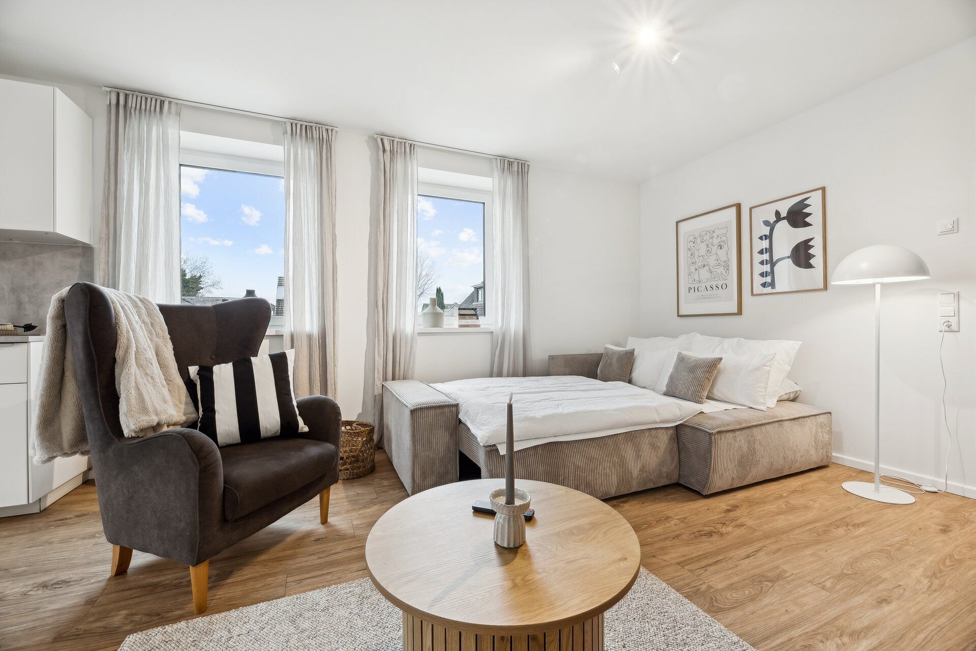 1 makuuhuone, työpöytä, silitysrauta/-lauta, vauvan matkasänky