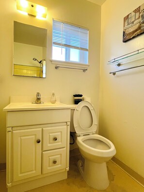 Hair dryer, towels, soap, toilet paper - Spacious 6-bedroom house in delightful San Jose with AC (San Jose)