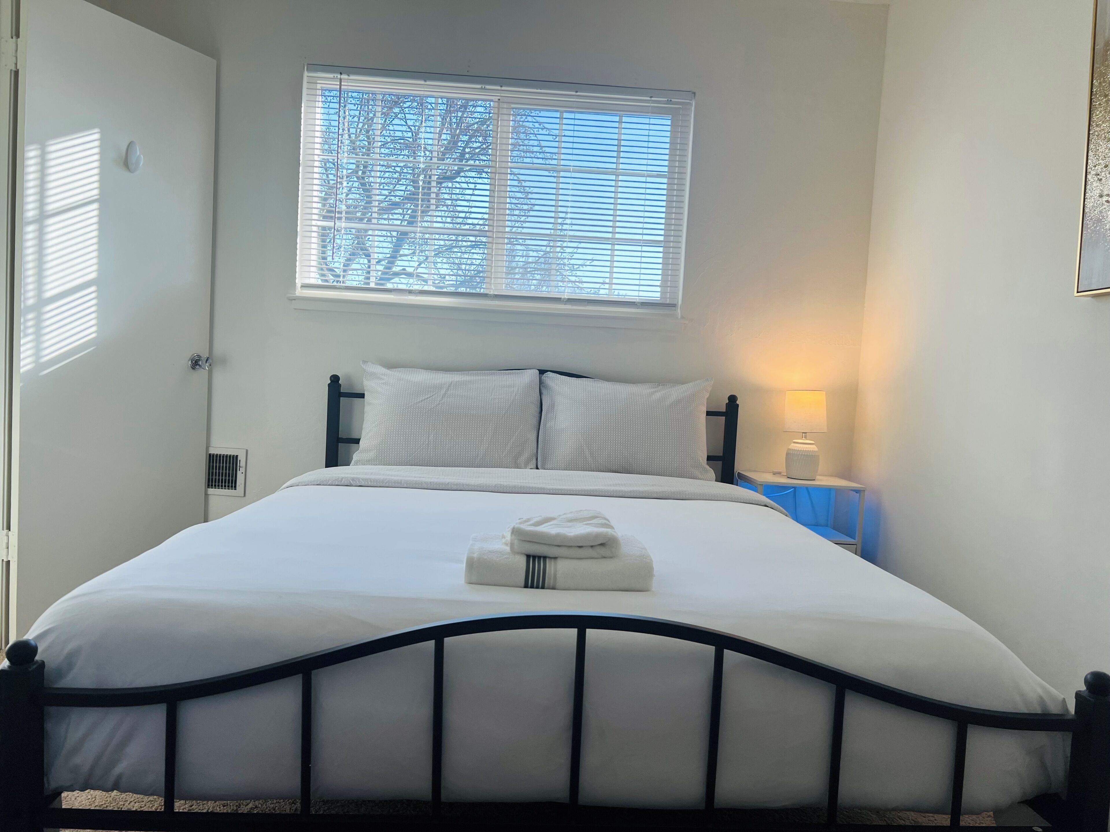 6 bedrooms, iron/ironing board, WiFi, bed sheets